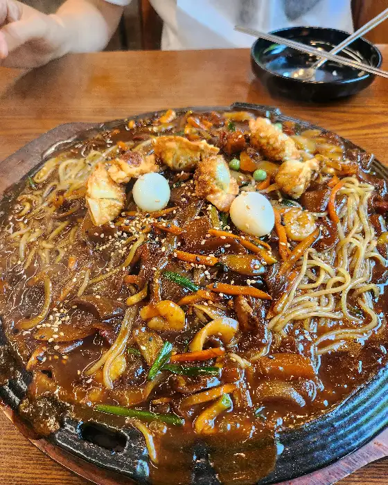 푸짐한 비주얼의 철판 짜장