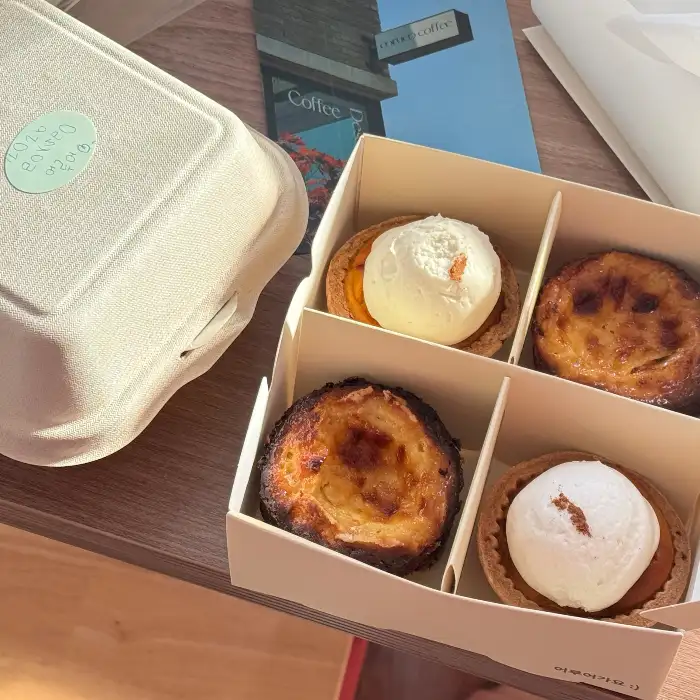 바닐라 크림 라떼와 함께 제공된 디저트들