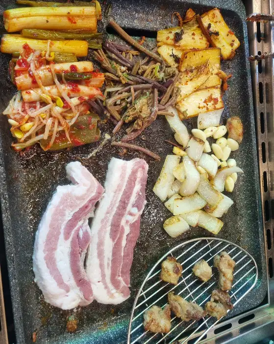 다양하게 준비된 반찬과 고기