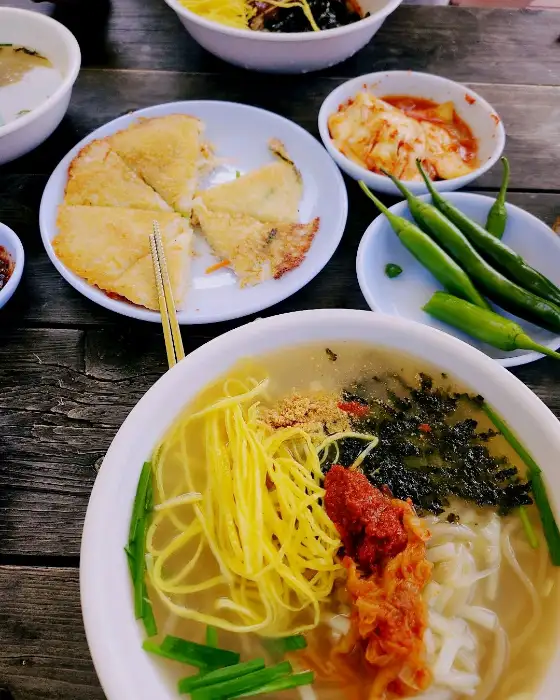 먹음직스러운 칡국수 한 그릇