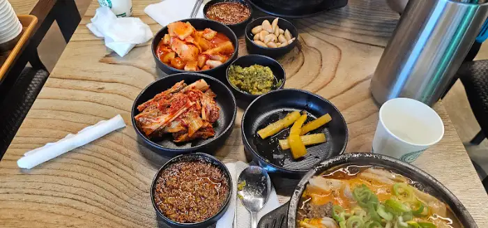 푸짐하게 차려진 다양한 음식들