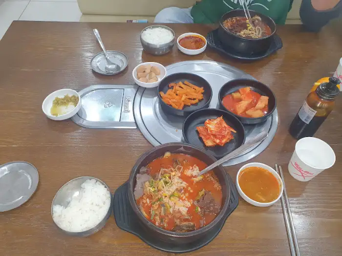 따뜻하게 끓여져 나온 해장국