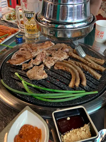 불판 위에서 구워지는 고기