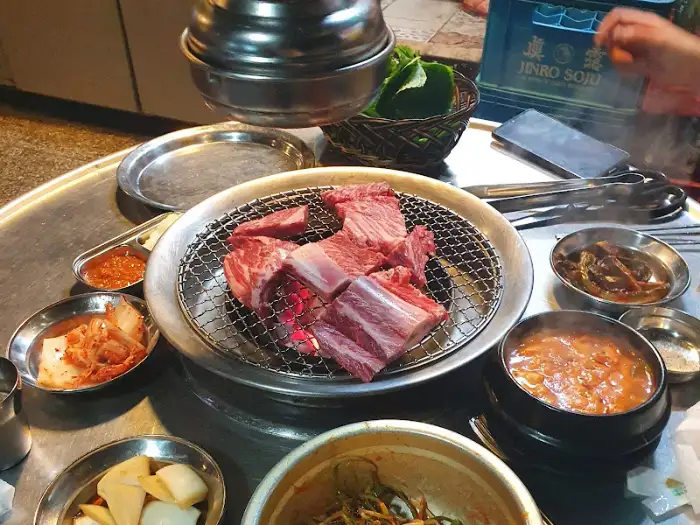 불판 위에 올려진 소갈비와 밑반찬들