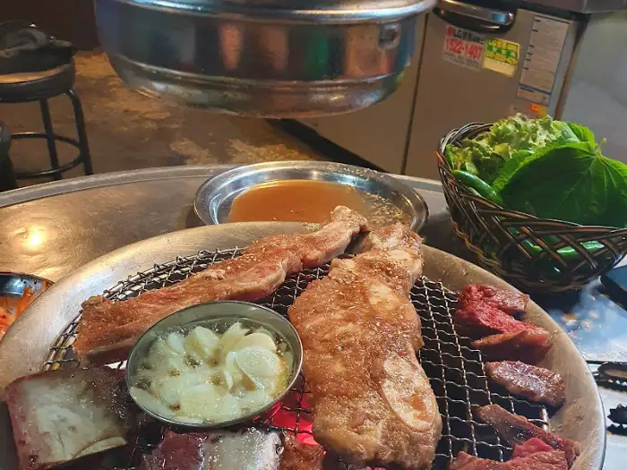 숯불 위에서 익고 있는 생갈비와 양념 LA갈비