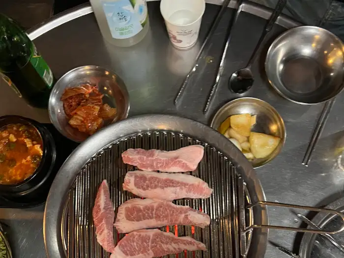 갈비 구이와 곁들여 먹는 반찬들