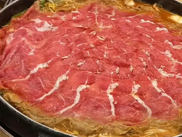 주문한 우물갈비가 끓고 있는 모습