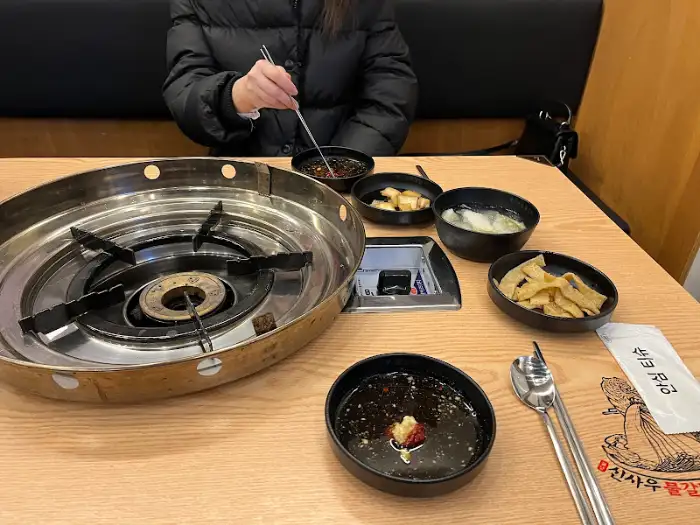 테이블 위에 세팅된 기본찬과 앞접시