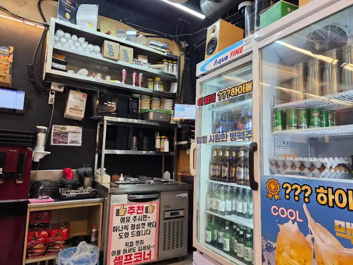 매장 내부의 냉장고와 진열대