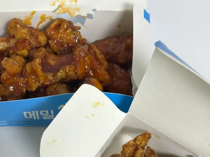 메밀꽃치킨 파란색 포장 박스