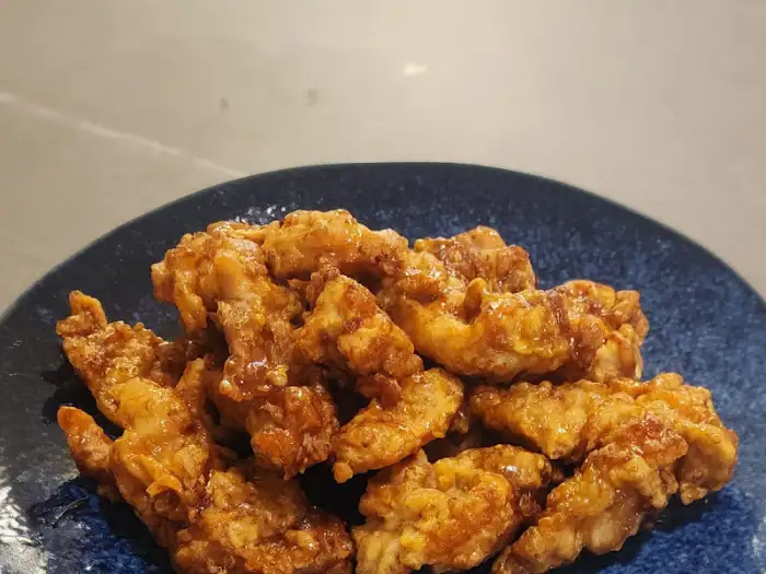 접시에 담긴 메밀꽃치킨 닭강정