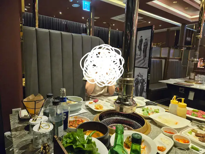 고급스러운 분위기의 식당 내부 모습