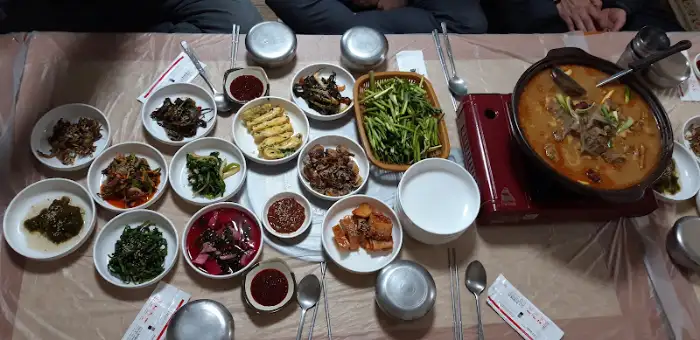 다양하고 정갈하게 차려진 기본 찬