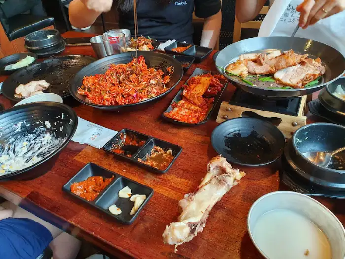 푸짐하게 차려진 고기와 곁들임 음식들