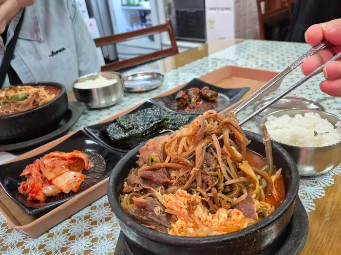 숟가락으로 육개장을 뜨는 모습