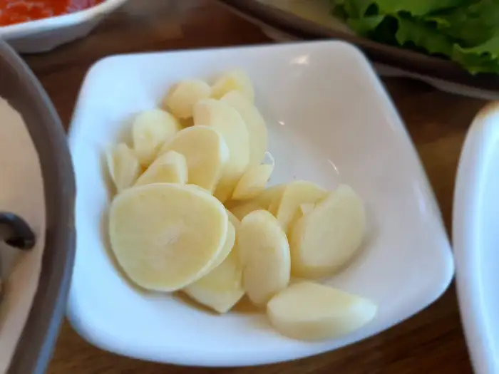 신선한 마늘 슬라이스