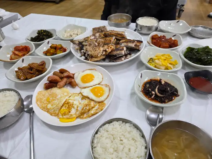 다양한 한식 반찬과 밥, 국이 차려진 테이블