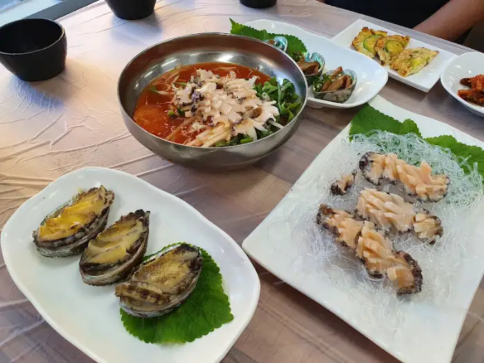 정갈하게 차려진 해산물 요리