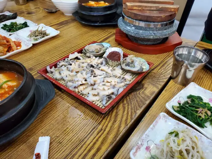 다양한 해산물과 곁들임 메뉴가 놓인 테이블