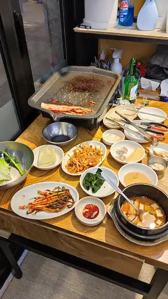 다양한 밑반찬과 찌개가 놓인 테이블