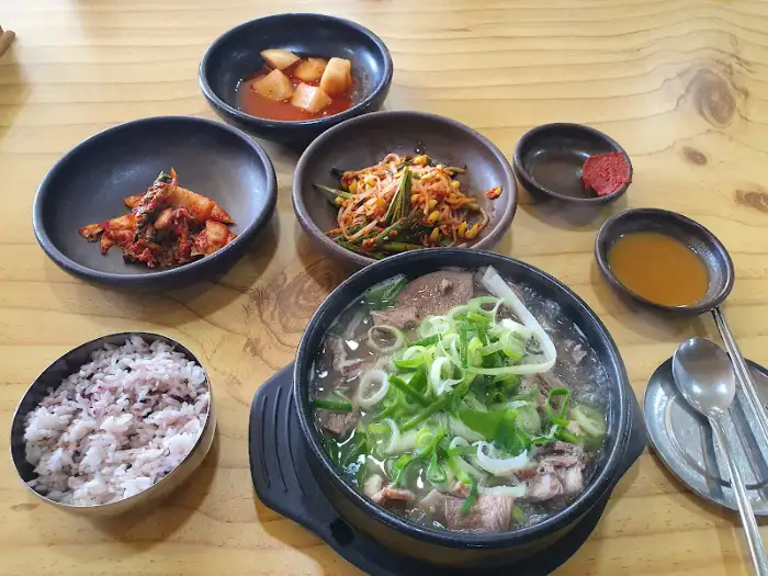 곰탕과 함께 제공되는 밑반찬