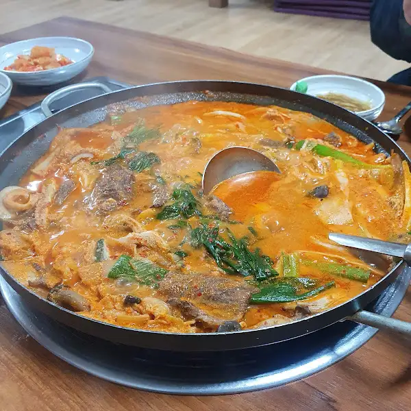 푸짐하게 끓고 있는 찌개