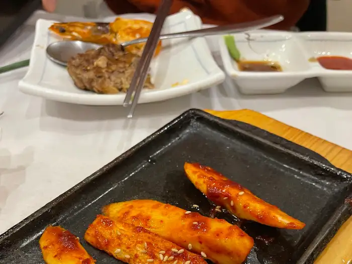 다양한 재료로 만든 동그랑땡과 볶음 요리