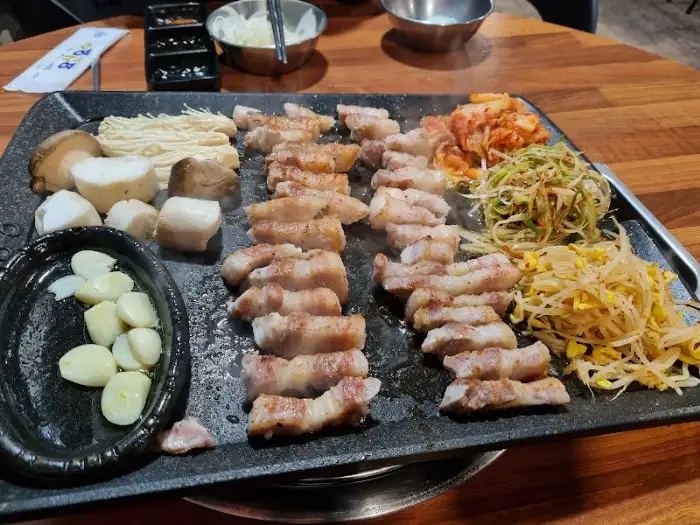 잘 차려진 고기구이 한 상