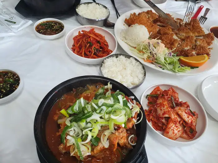 푸짐한 고기와 찌개