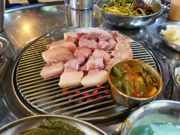 불판 위 삼겹살과 미나리
