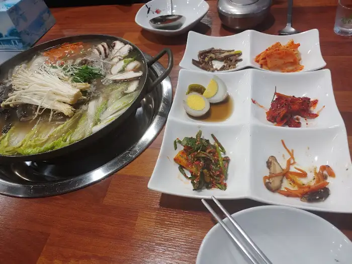 다양한 밑반찬이 담긴 접시