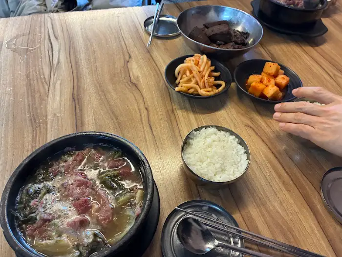 테이블에 놓인 해장국과 밥