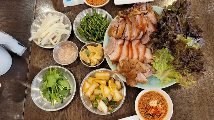 푸짐하게 차려진 유치회관의 다양한 메뉴