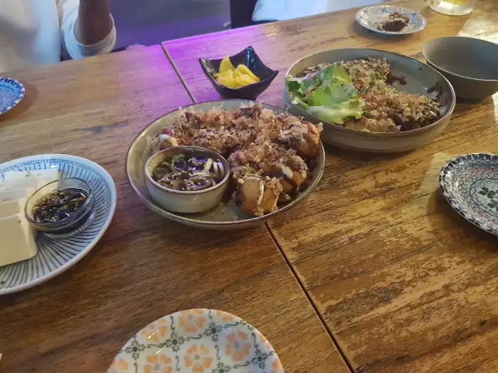 테이블에 차려진 다양한 음식들