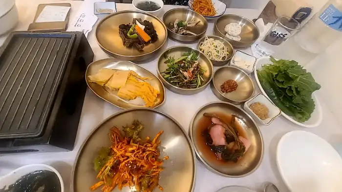 푸짐하게 차려진 한정식 상차림