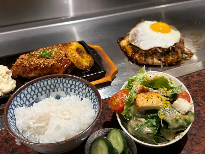 한쪽에 놓인 밥과 샐러드, 그리고 메인 요리