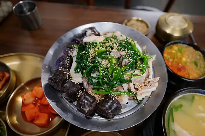 넓은 접시에 푸짐하게 담긴 고기 요리