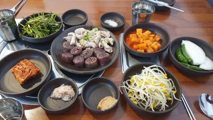 테이블에 다양하게 차려진 한 상차림