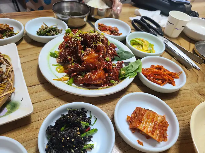 테이블에 차려진 다양한 밑반찬과 메인 요리