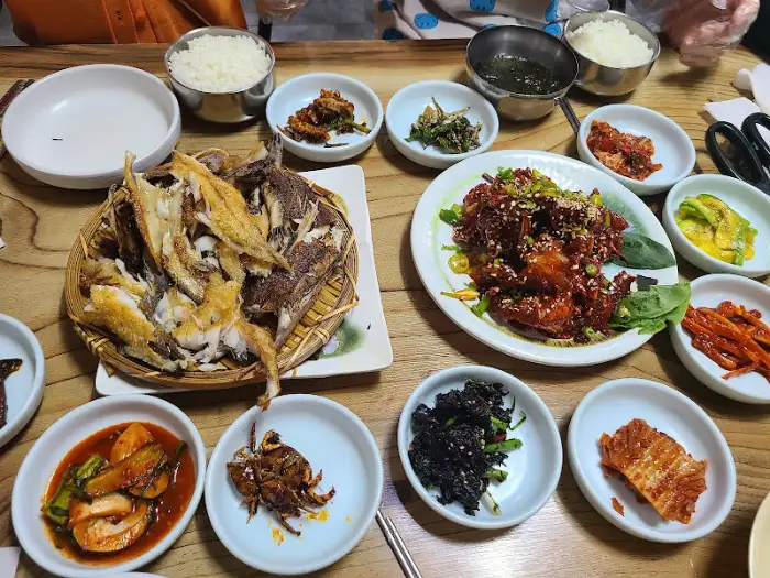 푸짐하게 담긴 생선구이