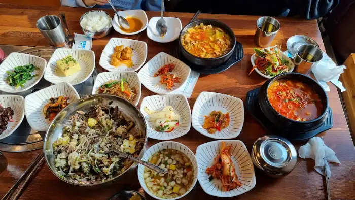 다양한 음식이 차려진 한 상 차림