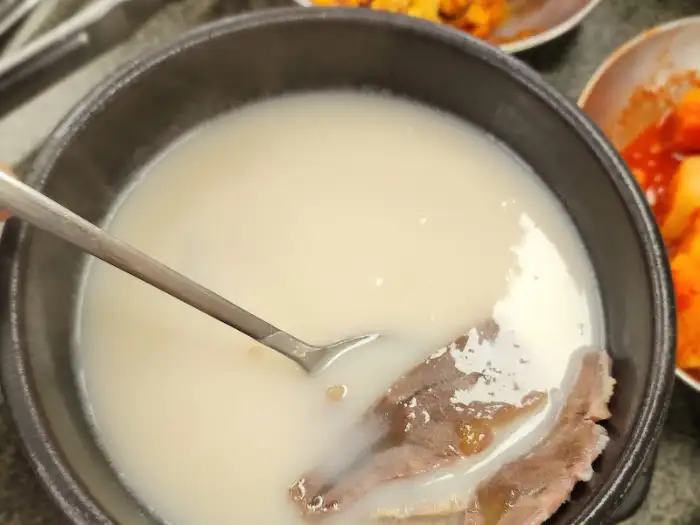 깊고 진한 곰탕