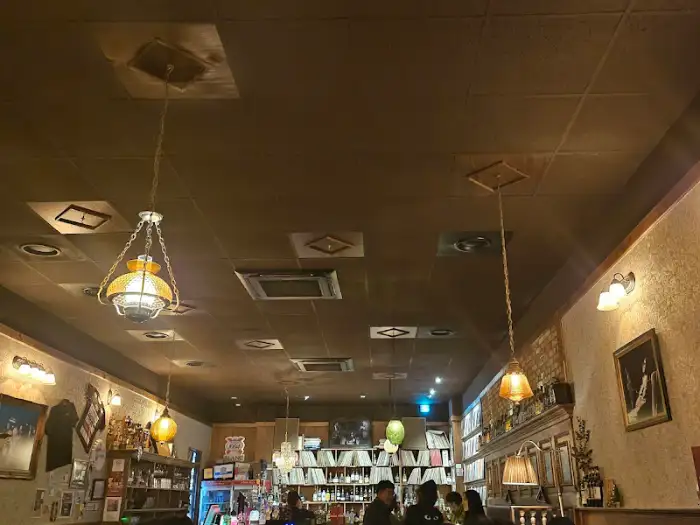 디들리밥 천장의 조명과 벽 장식