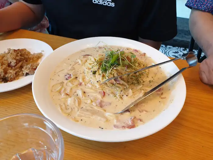 크림 파스타 접시, 풍성한 소스와 면발이 잘 어우러져 있습니다.