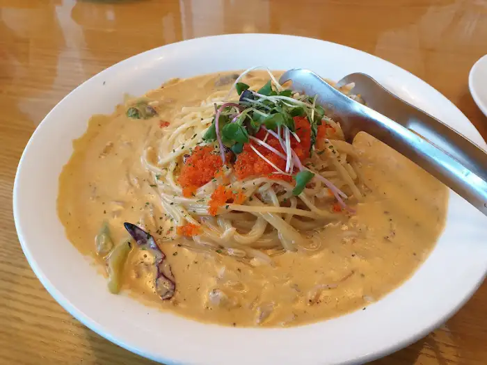 해산물 토마토 파스타 접시, 신선한 해산물이 듬뿍 들어있습니다.