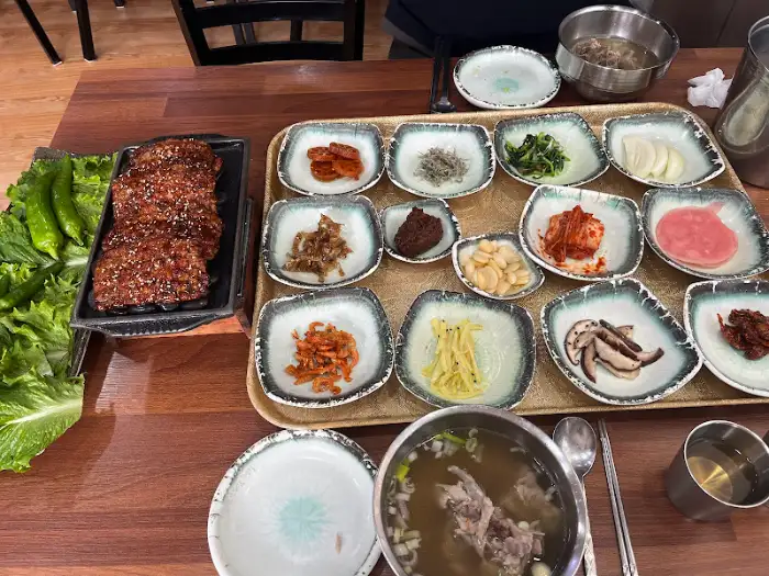 테이블 전체 음식 사진, 떡갈비와 다양한 반찬, 그리고 갈비탕