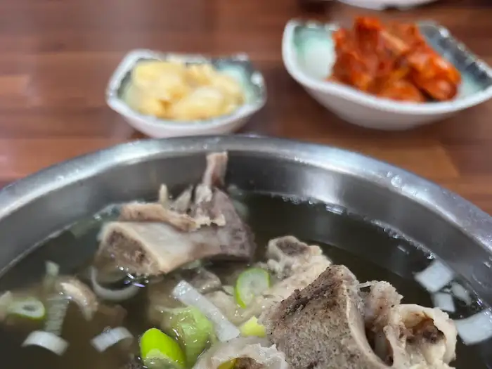 갈비탕 클로즈업 사진, 뼈와 고기가 듬뿍 담겨 있음