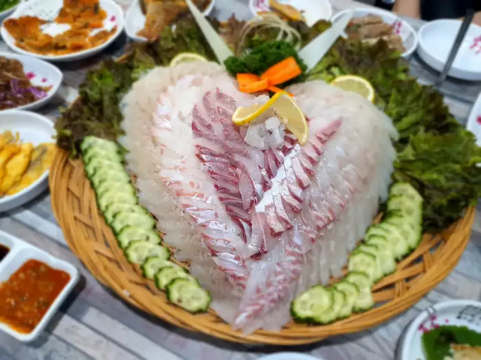 하트 모양으로 플레이팅된 모듬회