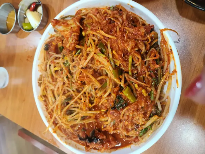 붉은 양념에 버무려진 아구불고기의 클로즈업 샷