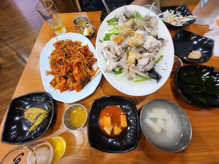 아구찜과 아구수육, 그리고 여러가지 반찬이 함께 나온 상차림
